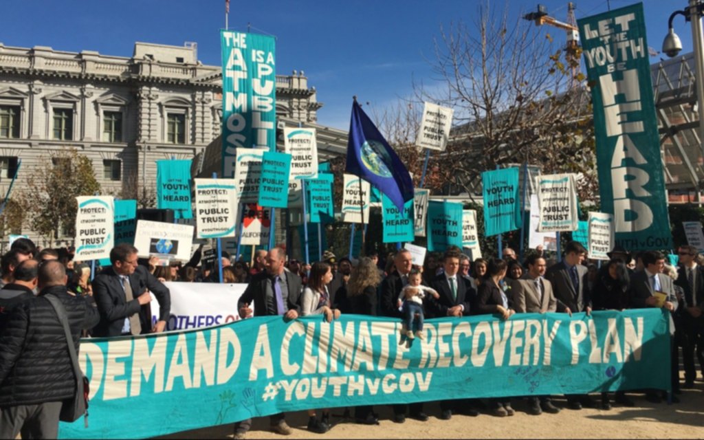 La Corte de EEUU desestimó demanda contra Trump sobre cambio climático presentada por jóvenes 