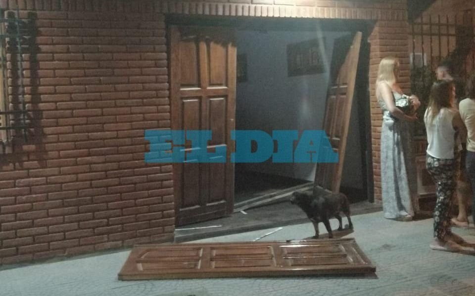 Reventaron el portón de un garage para robar en una casa en Hernández