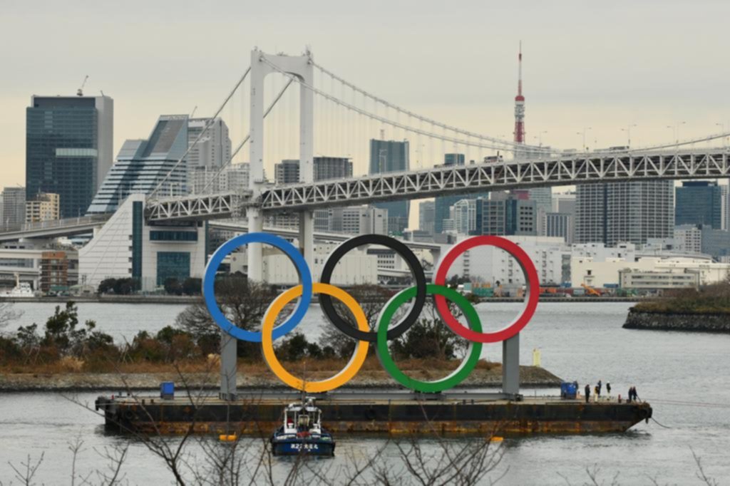 En Tokio ya lucen los anillos olímpicos