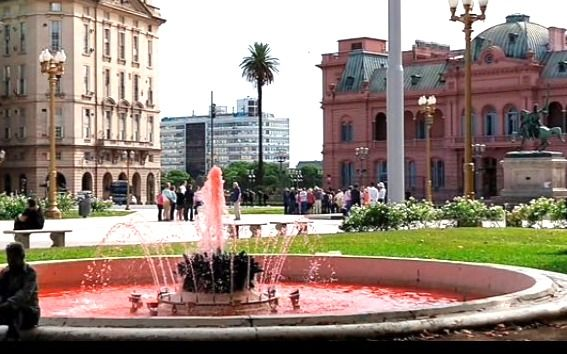 Homenaje Nisman: tiñeron de rojo el agua de dos fuentes de Plaza de Mayo