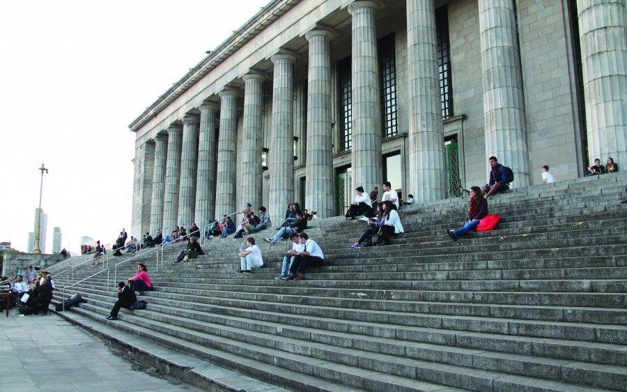 Otro turista extranjero apuñalado en Capital: lucha por su vida