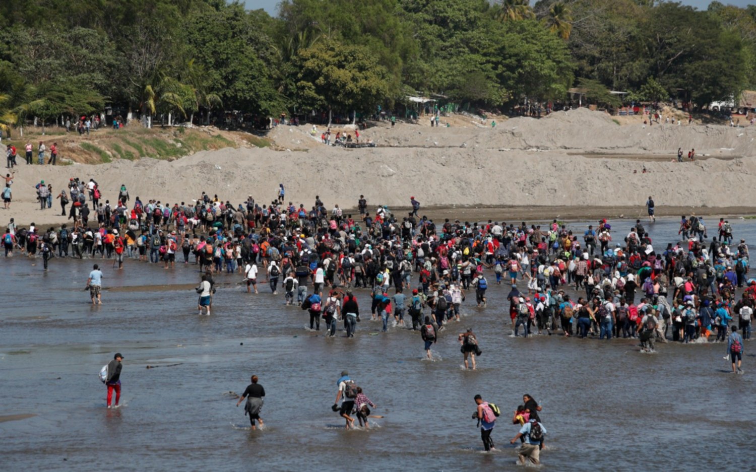 México contuvo una caravana migrante que intentó cruzar desde Guatemala