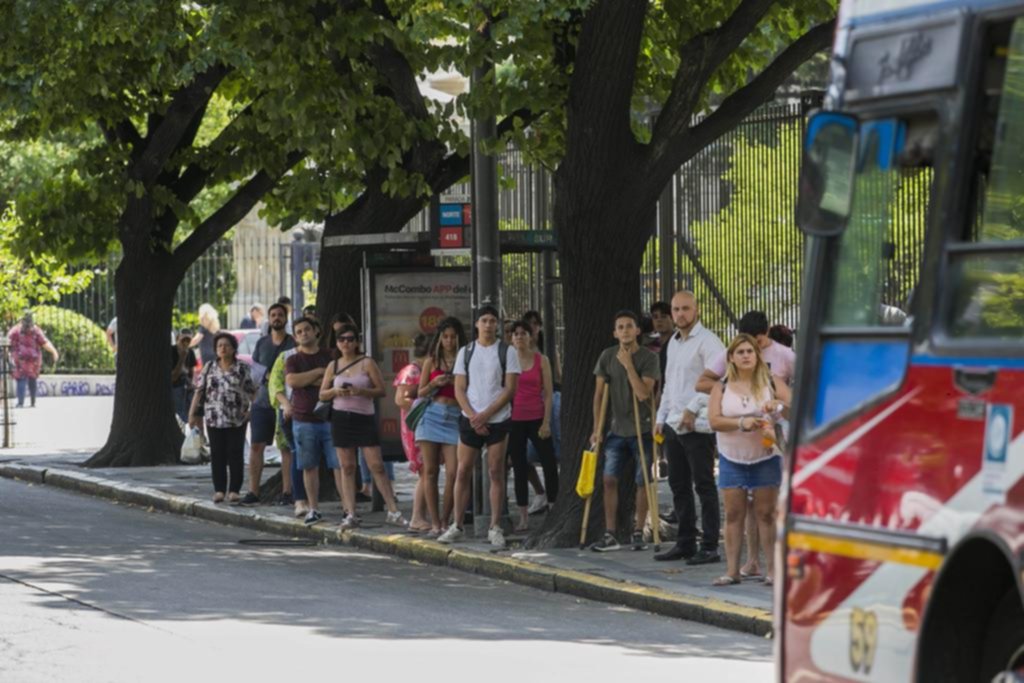 Paradas al límite y usuarios hastiados por lo que tardan en llegar los micros en enero