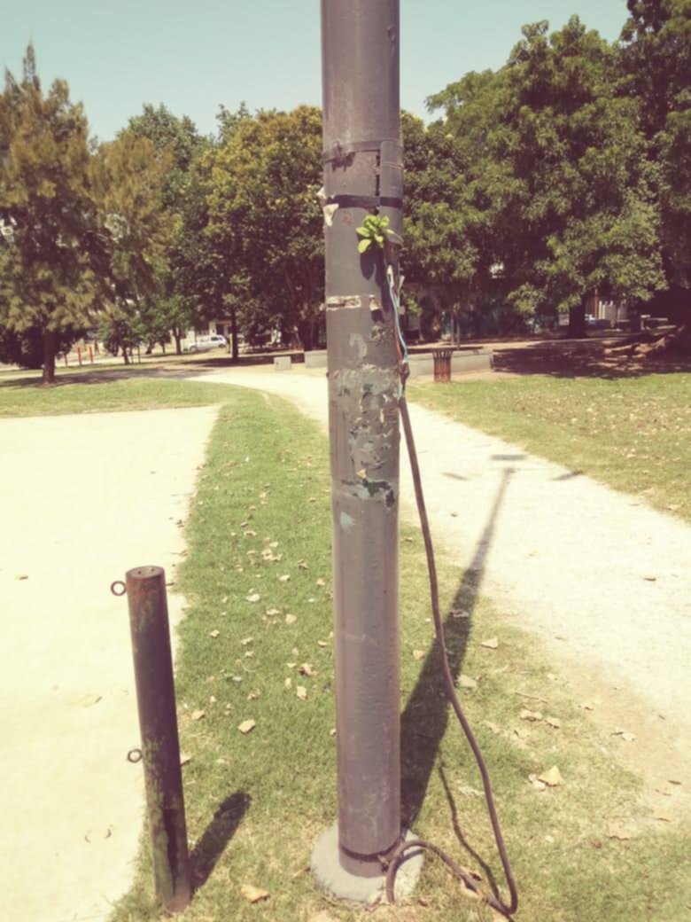 Riesgo en Parque Castelli por cables sueltos en una columna