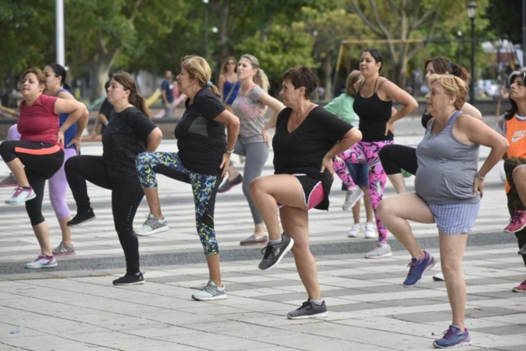 A mover el cuerpo: con clases de yoga, gimnasia y zumba le ponen ritmo a las plazas de la Ciudad