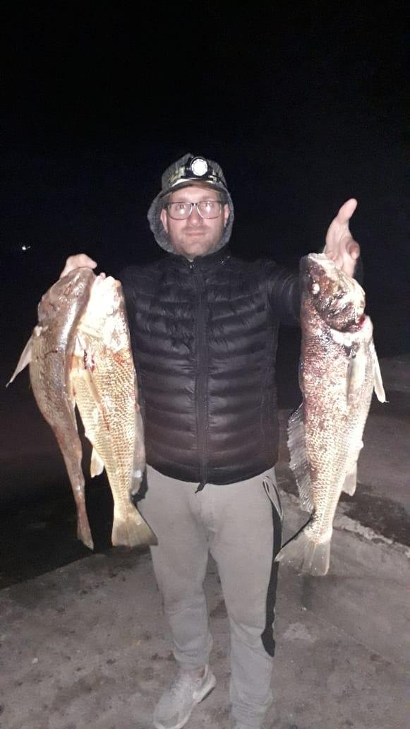 Buena pesca nocturna en la escollera Norte de La Feliz