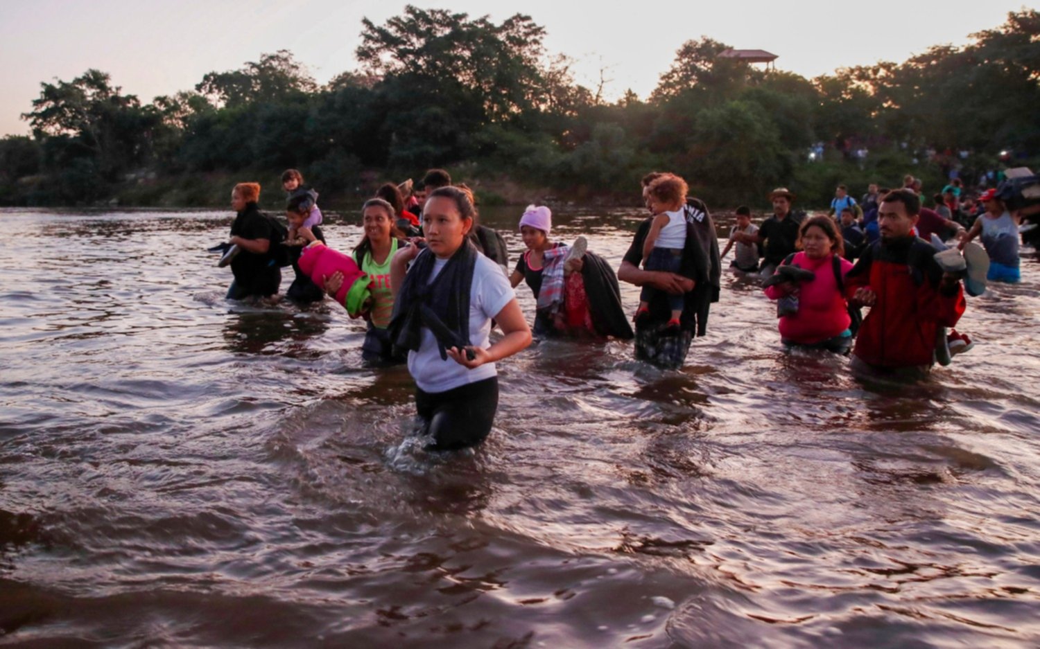 Cientos de migrantes cruzan de Guatemala a México a través de un río