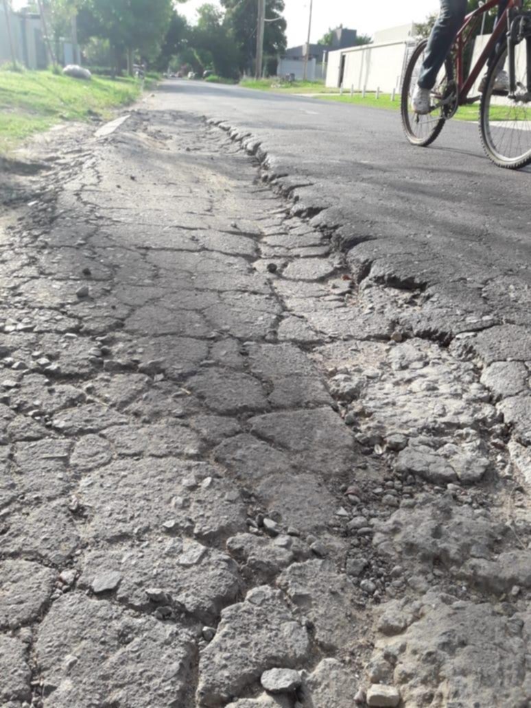 Una calle con cráteres que parece un paisaje lunar