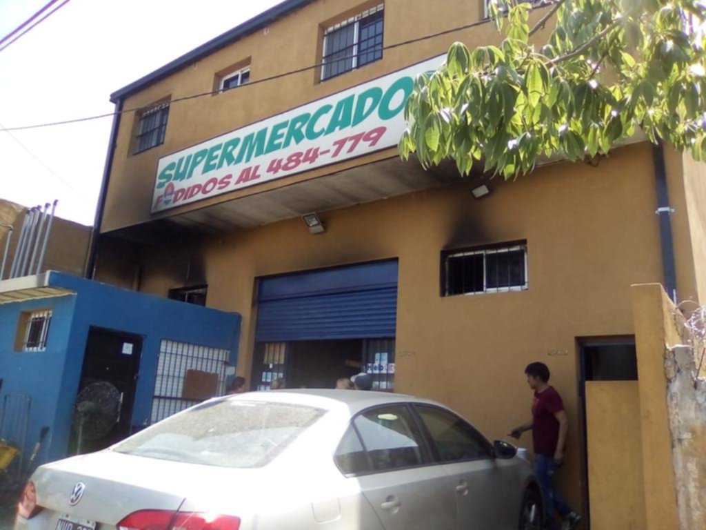 Tensión por el incendio de un supermercado en 7 y 504