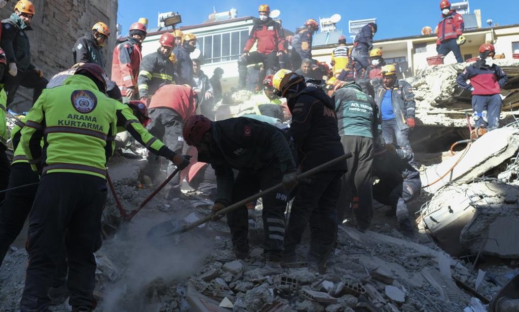 Buscan sobrevivientes tras el sismo en Turquía