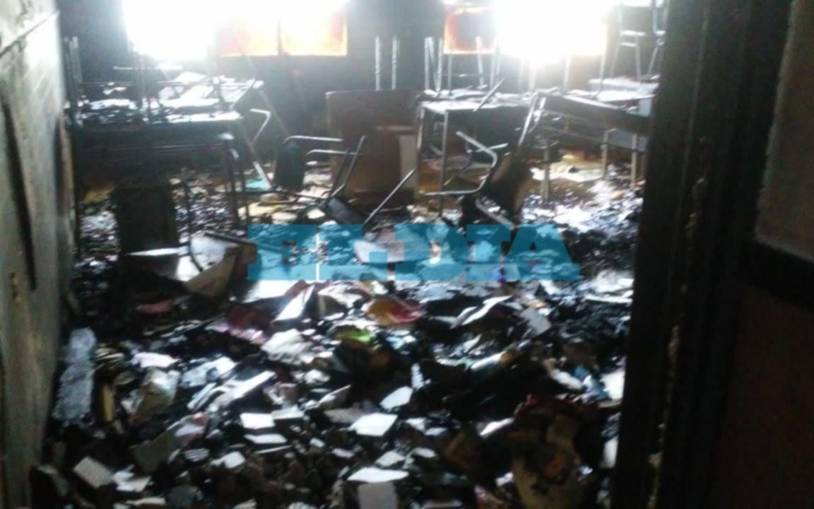 Un incendio arrasó con una escuela en La Plata y sospechan que fue un acto de vandalismo