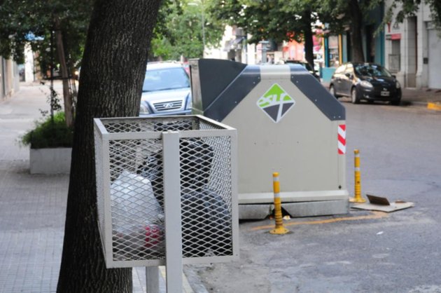 Muchos no se acostumbran a los contenedores al tirar la basura