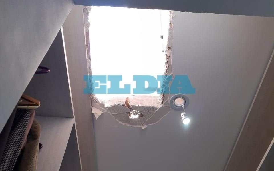Increíble robo en La Plata: abrieron un boquete en el techo y se llevaron hasta las cámaras de seguridad