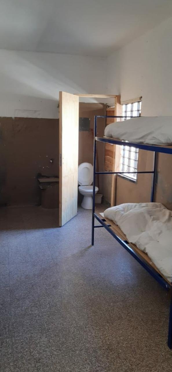 La vida tras las rejas: cinco camas cuchetas, un baño individual y visitas una vez a la semana