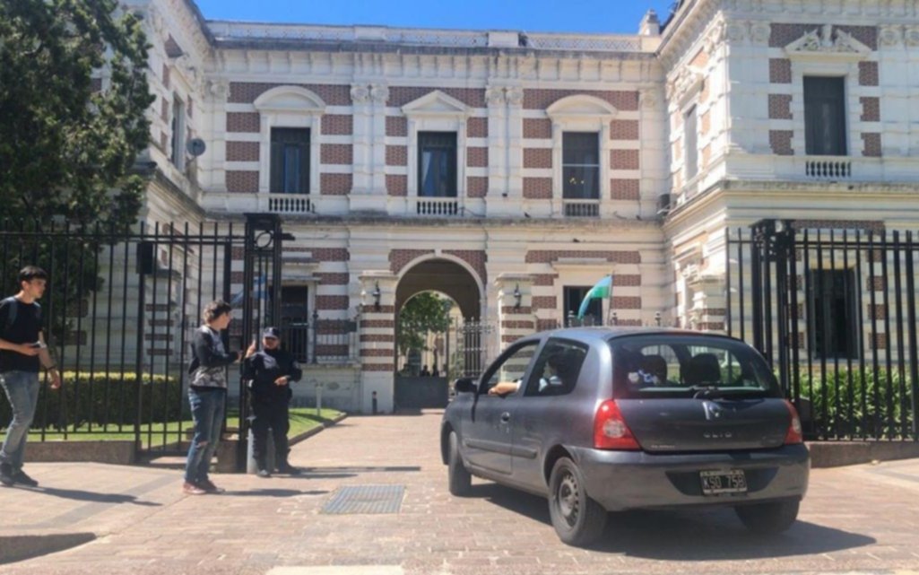Fuerte polémica por la compra de autos de alta gama en la Provincia