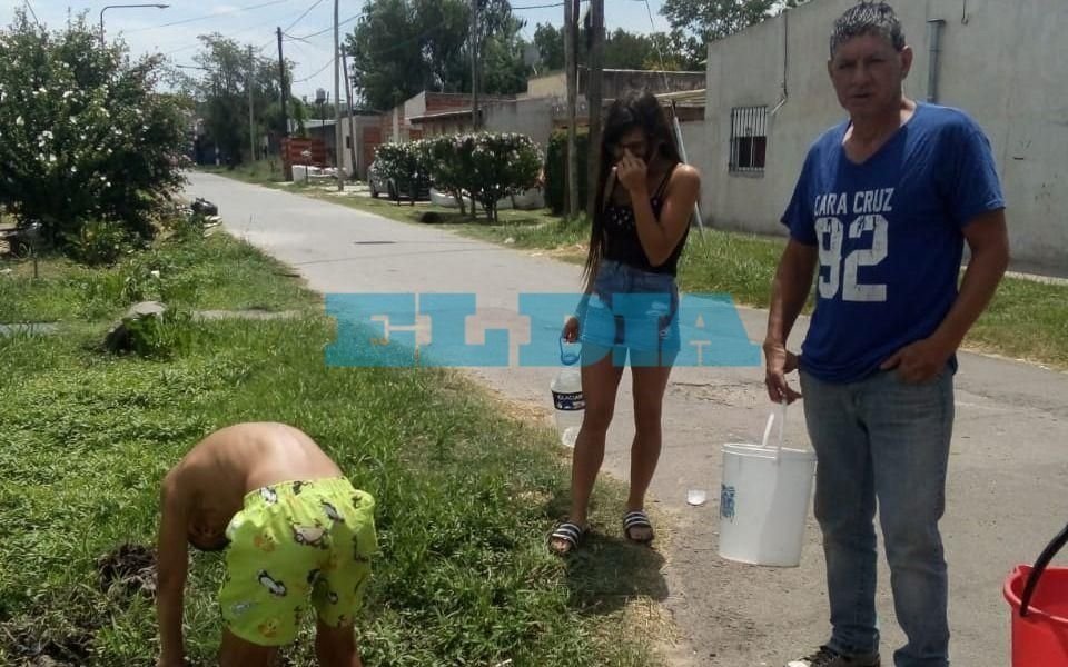 Altos de San Lorenzo: afirman que para conseguir agua "caminan más que Kung fu"