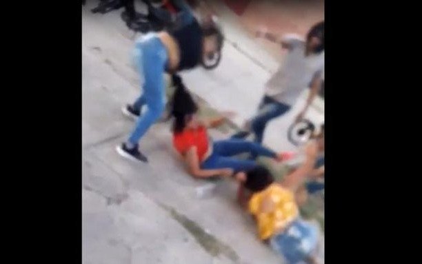 VIDEO: Tres jóvenes desfiguraron a una chica a la salida de un boliche para sacarle el celular