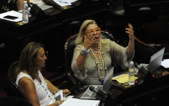 "No hay que ser mezquinos", aseguró Carrió al respaldar la renegociación de la deuda