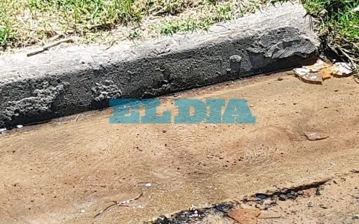 Caño de agua roto en 16 bis entre 489 y 490