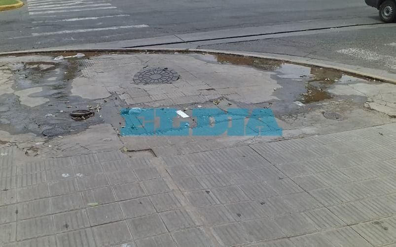 Persistente pérdida de agua en la esquina de 60 y 137