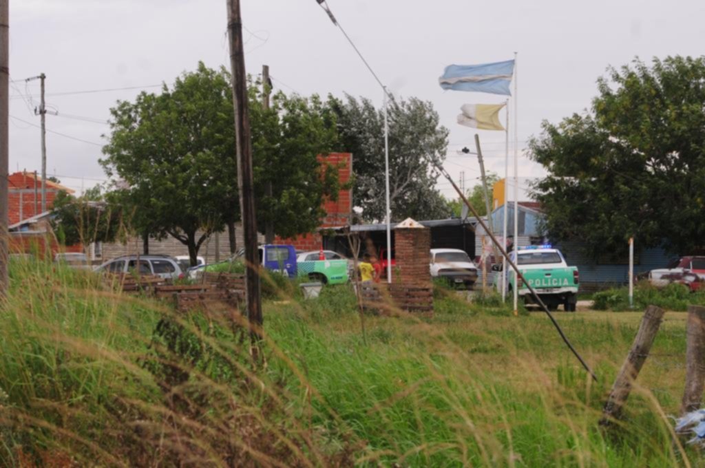 Desalojan los lotes en Berisso: disparos, un patrullero dañado y dos detenidos