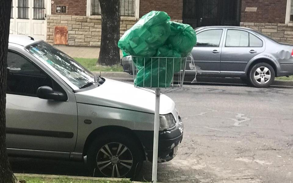 Más reclamos por la bolsa verde que no se llevan