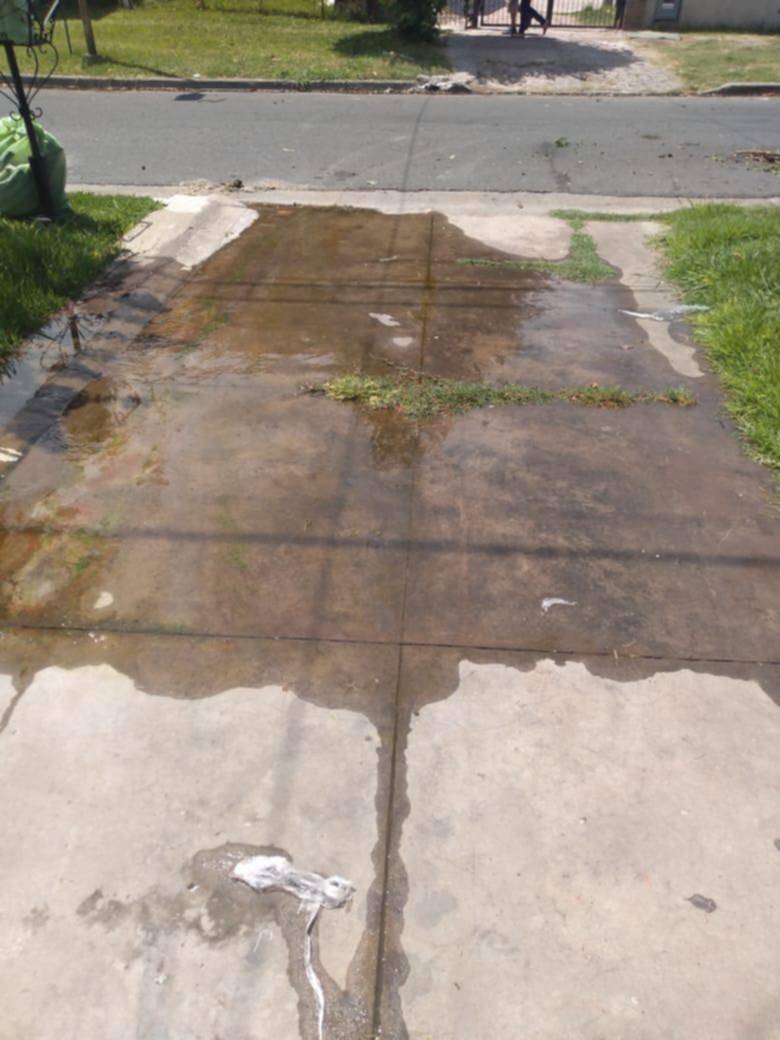 Dos meses de reclamos por una pérdida de agua