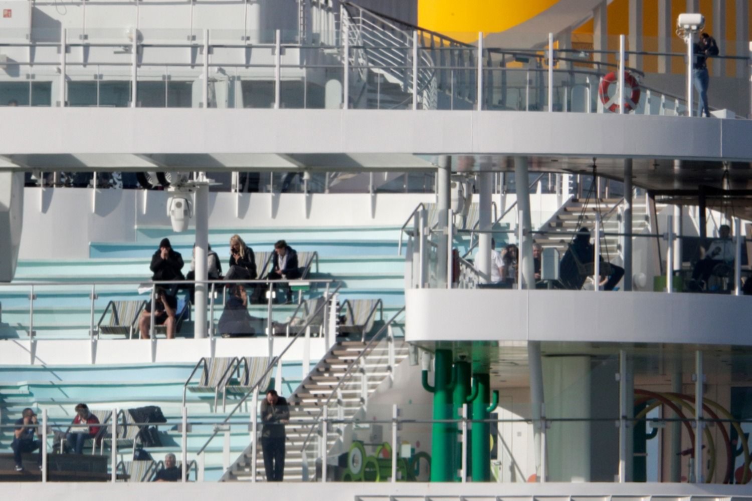 Frenan un crucero con 7.000 personas cerca de Roma por casos sospechosos de coronavirus