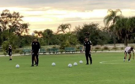 Puro fútbol: el método de Tornado Alonso para guardar las pelotas tras la práctica del Inter