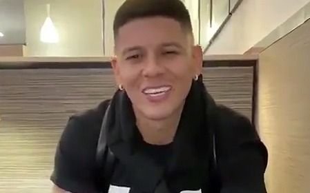 Rojo, desde el aeropuerto: "Listo para viajar, para volver a casa y estoy muy feliz"