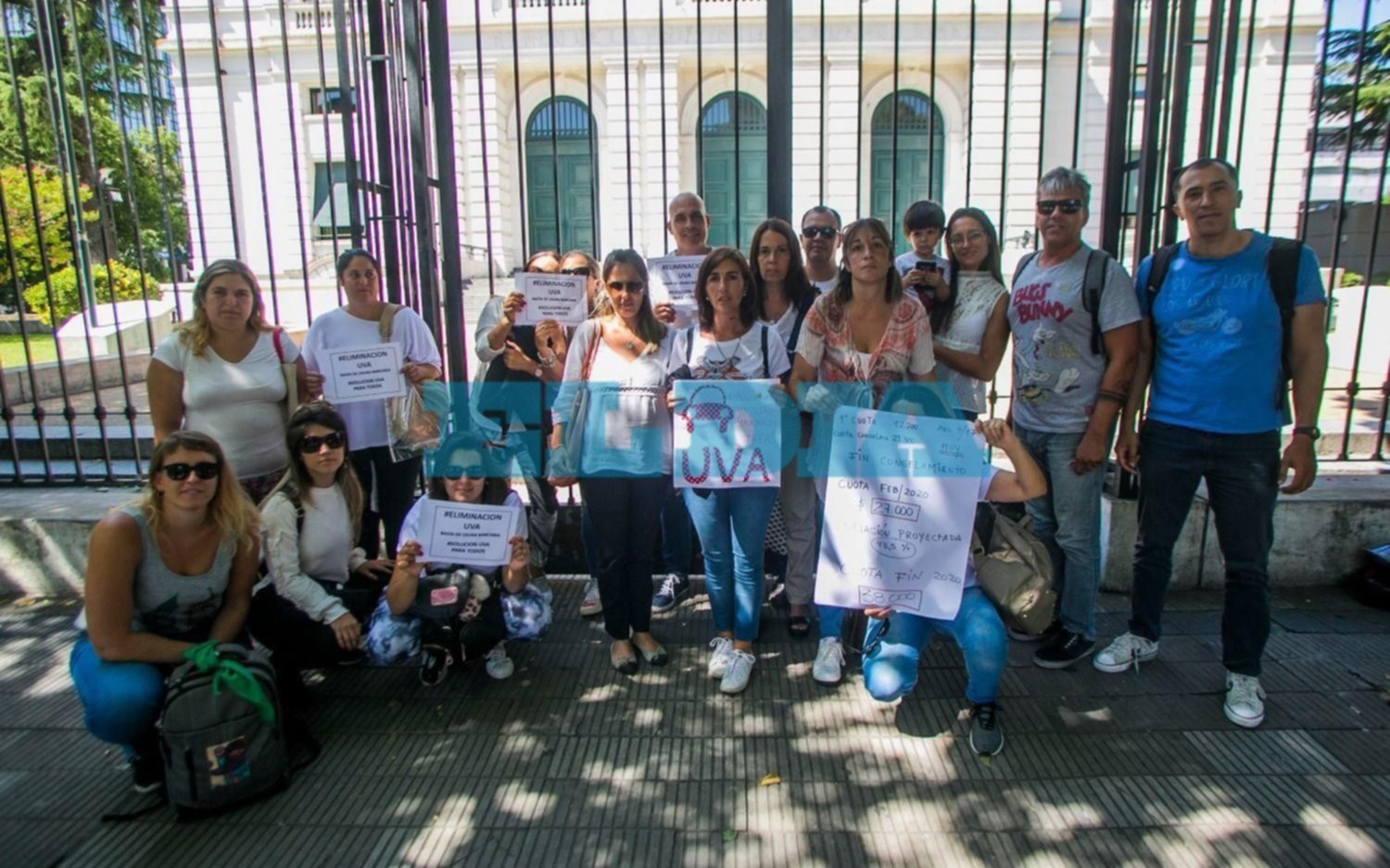 Deudores UVA se movilizaron frente al Bapro en La Plata
