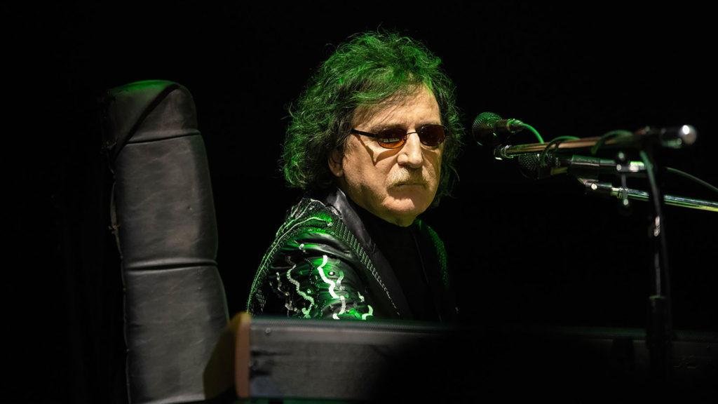 Malísima pata: por un “traumatismo de cadera”, Charly se bajó de Cosquín Rock