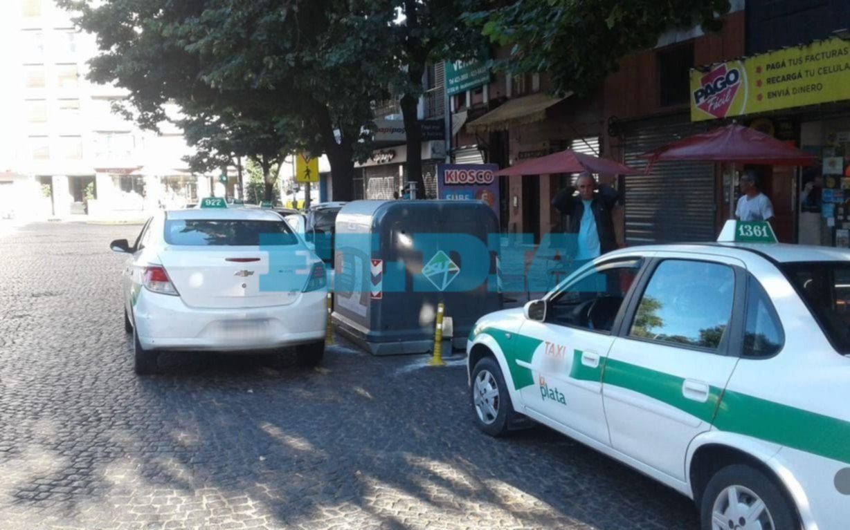 Peligro vial por un contenedor de basura en medio de la parada de taxis de Plaza Italia