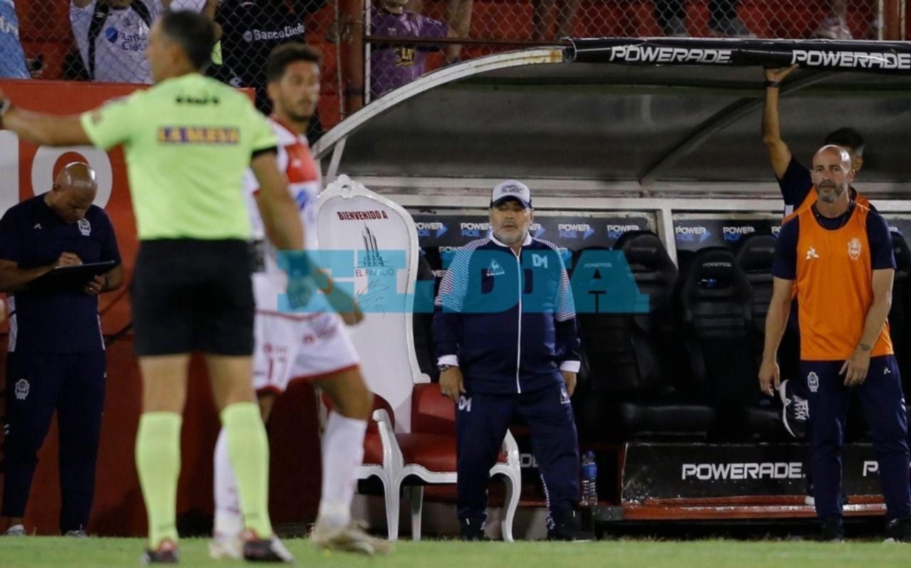 "Los empates no sirven para nada", dijo Maradona y le pegó al árbitro