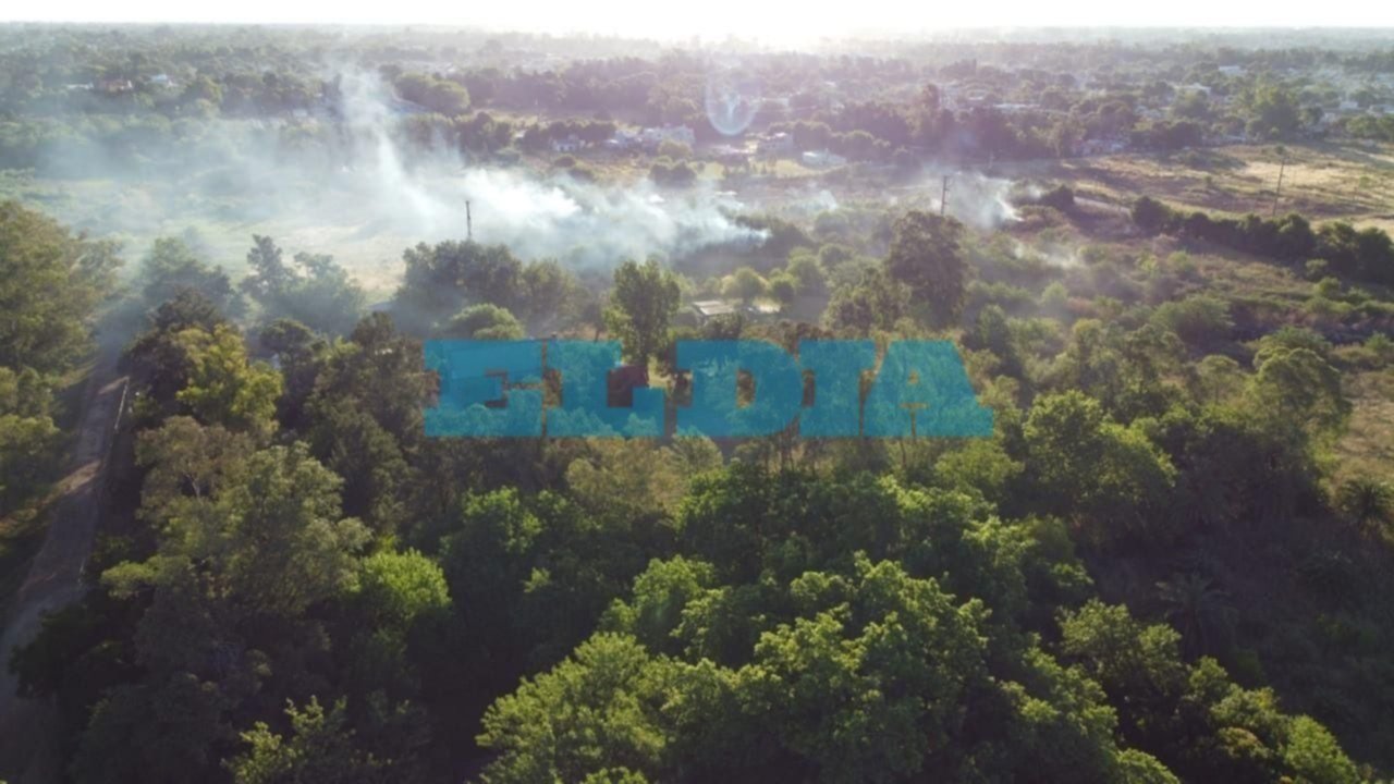 Humo y cenizas, la pesadilla de los vecinos de distintos barrios por la quema de pastizales