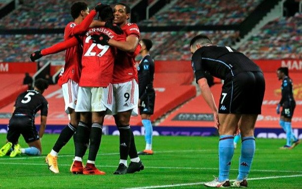 Manchester United alcanza al Liverpool en la punta de la Premier League