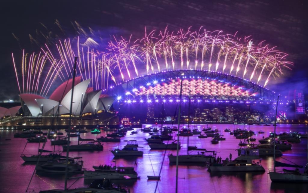 El mundo recibió a 2021 con cautela y menos festejos