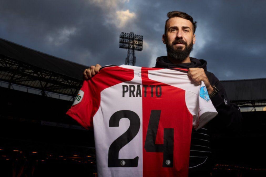 El Oso Pratto posó con la camiseta 24 del Feyenoord