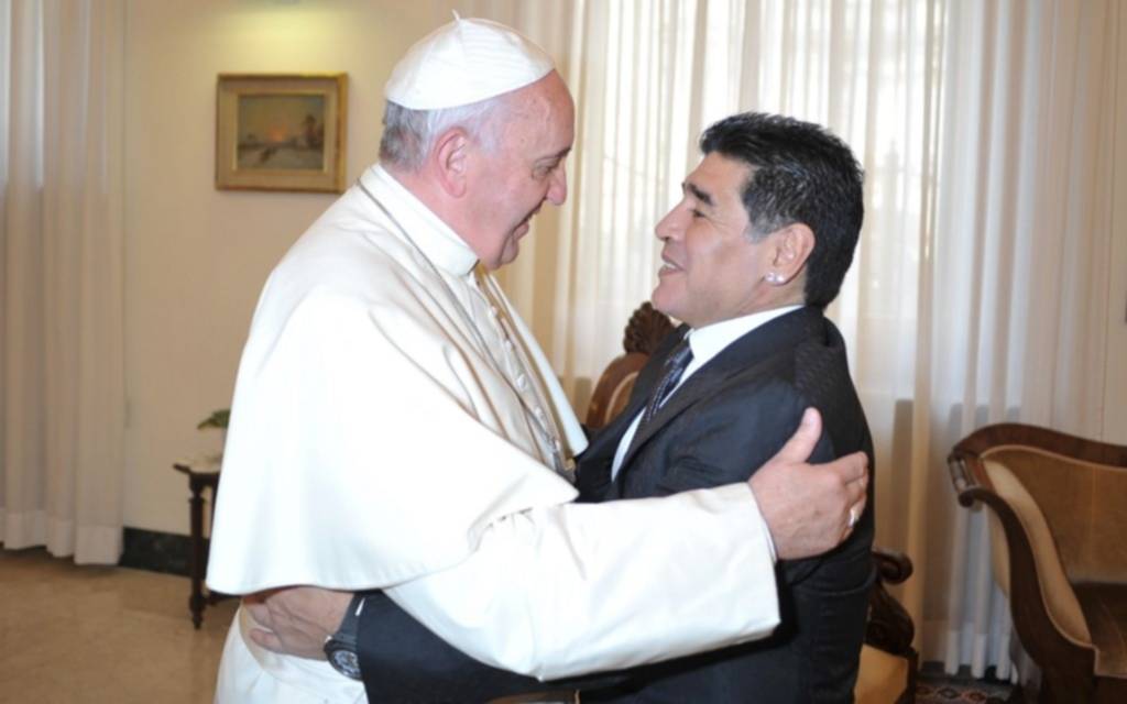 El Papa Francisco dijo que Maradona fue "un poeta" en la cancha pero también un "hombre muy frágil"