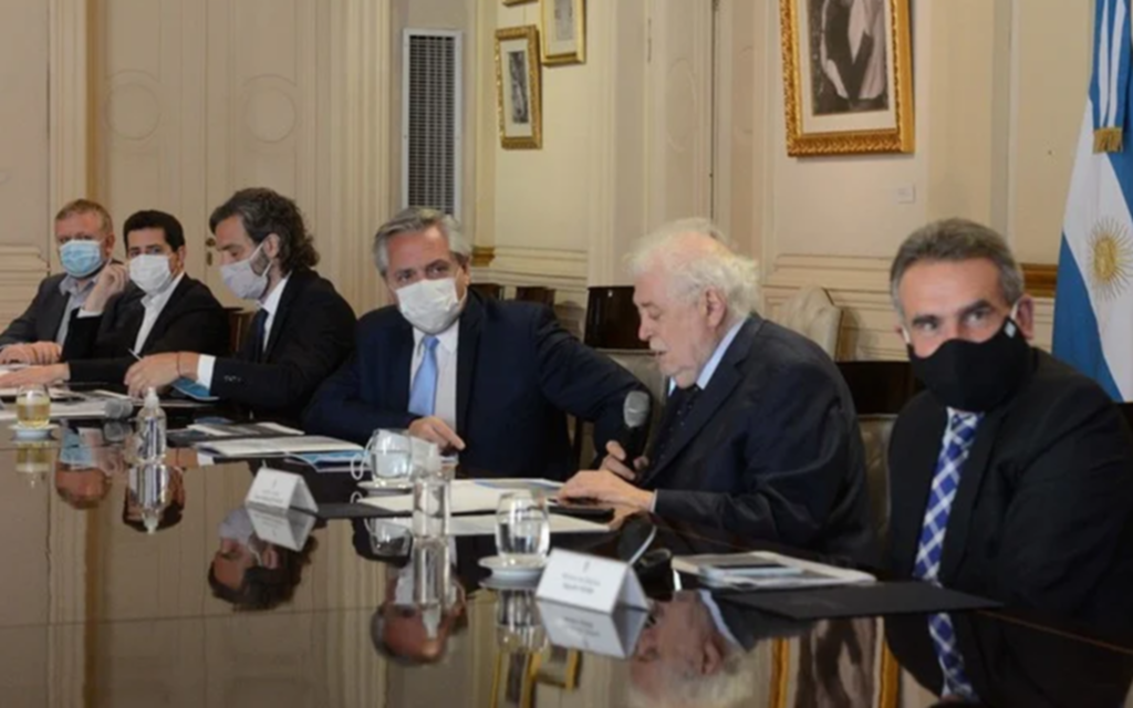 Un asesor de Alberto Fernández avaló un "toque de queda sanitario" si siguen aumentando los casos de COVID