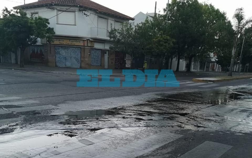 Una pérdida de agua genera trastornos a vecinos de la zona 7 y 522
