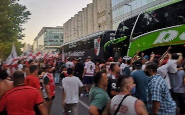 La barra brava de River puso en jaque y demoró al micro con los jugadores