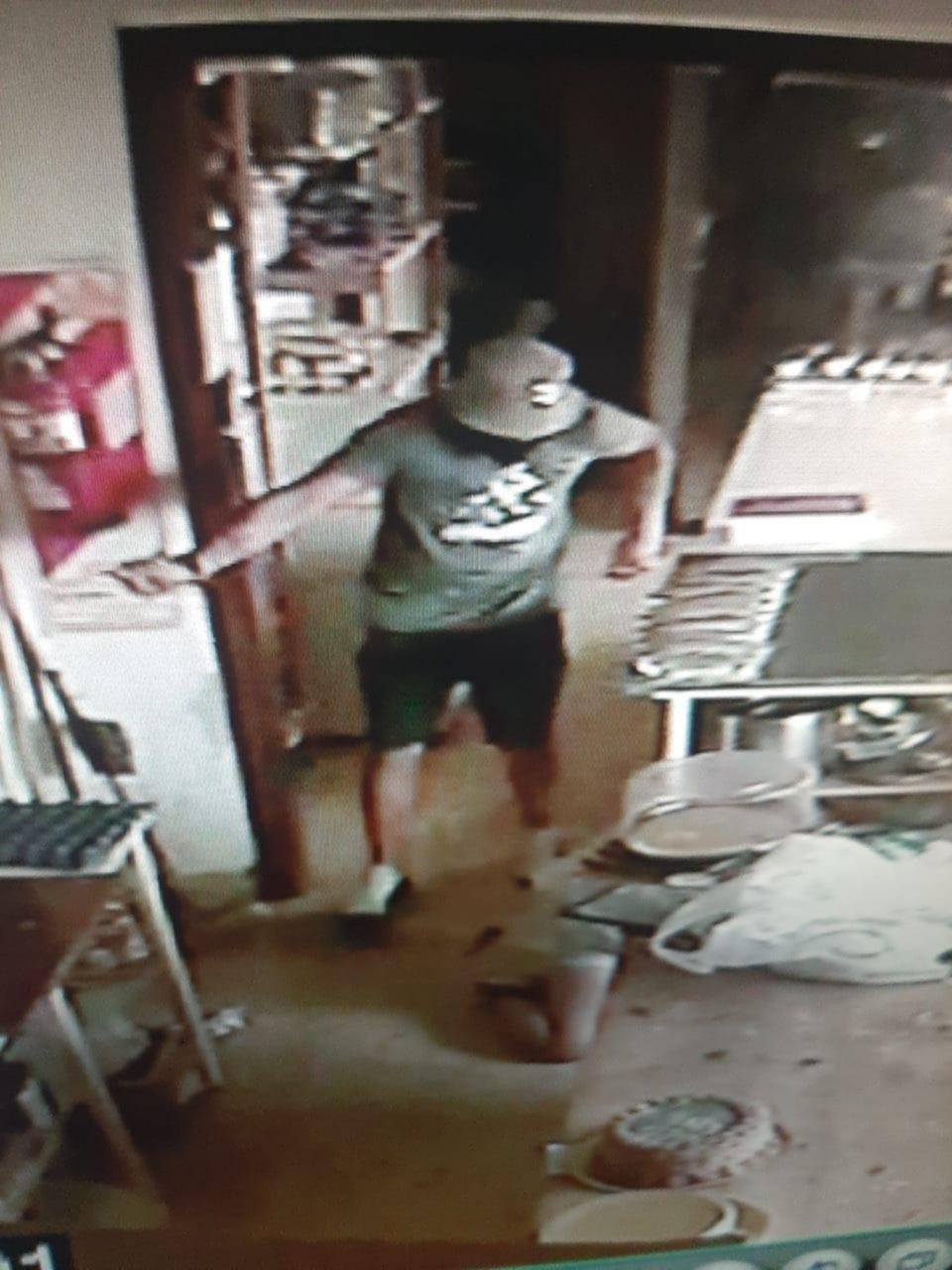 Amenazan y atan a la empleada para asaltar una repostería