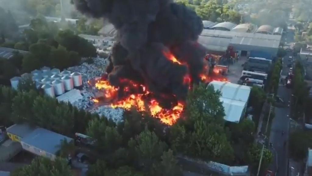 Impresionante incendio devastó una fábrica de General Pacheco