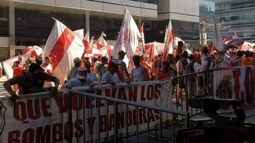 A pesar de las restricciones, hubo masivo banderazo