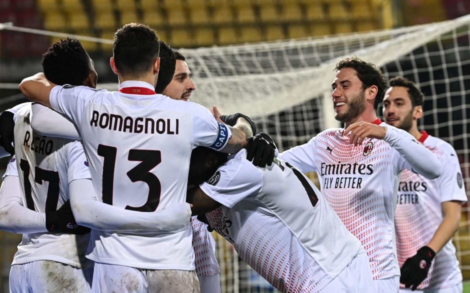Calcio: Milan resiste presión del Inter y Juventus escala posiciones