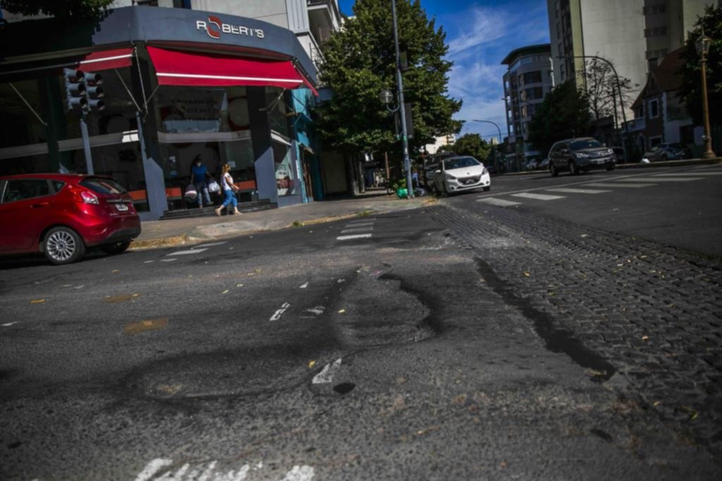 Hay que hacer malabares para esquivar los numerosos pozos que tienen las calles platenses