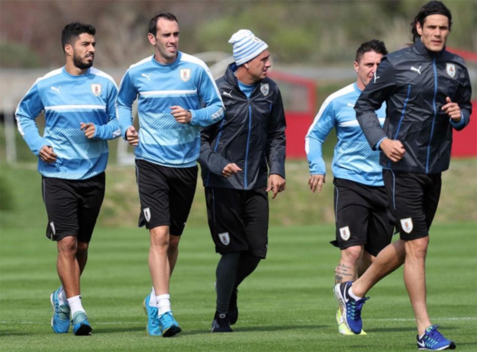 Los futbolistas uruguayos salieron a “bancar” a Cavani
