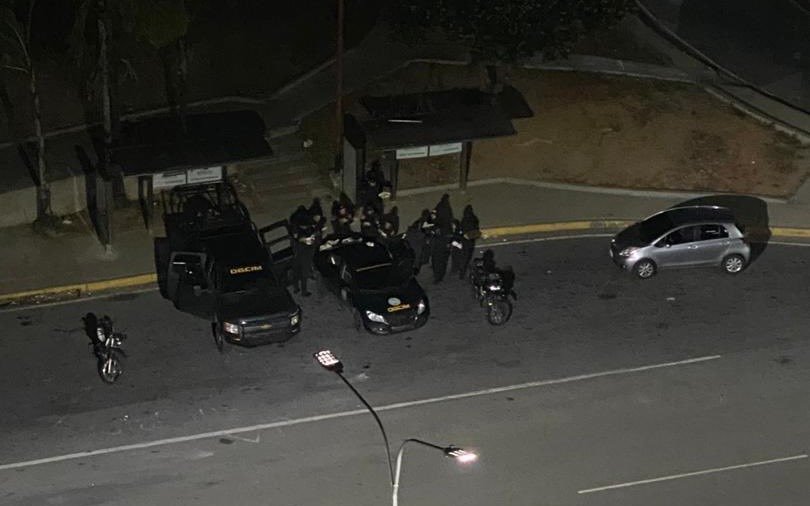Venezuela: fuerzas policiales del gobierno de Maduro rodean la casa del líder opositor Juan Guaidó