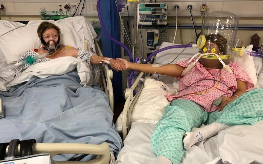 Una historia de dolor: el detrás de la foto viral de una hija y su madre antes de morir por Covid